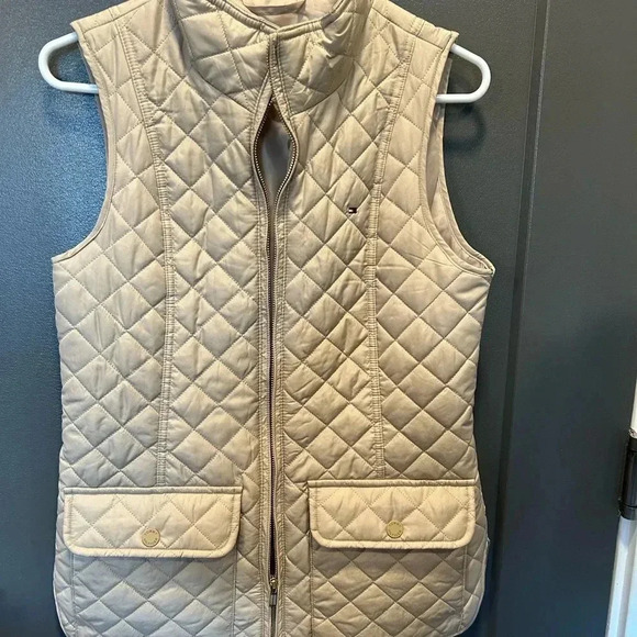 TOMMY HILFIGAR TAN QUILTED VEST SIZE S/P POCKETS LOOKS NEVER WORN FRONT ZIPPER - Picture 1 of 4